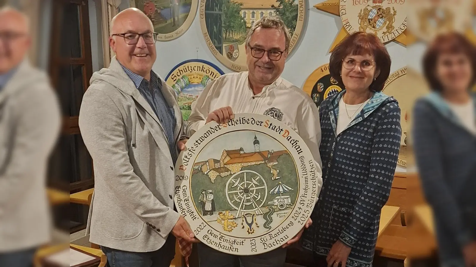 Die Wanderscheibe wurde übergeben (v.l.): Jürgen Schleich (1.Vorsitzender ÜB Dachau ), Andreas Haßlacher (1. Schützenmeister) und Renate Rösch (2. Vorsitzende ÜB Dachau). (Foto: ÜB)