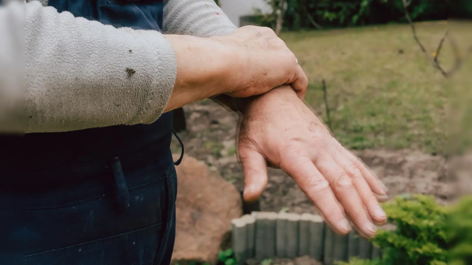 Wenn nach dem Job die Schüttellähmung kommt: Parkinson durch chemische Pflanzenschutzmittel ist als Berufskrankheit anerkannt. (Foto: IG BAU/Tobias Seifert)