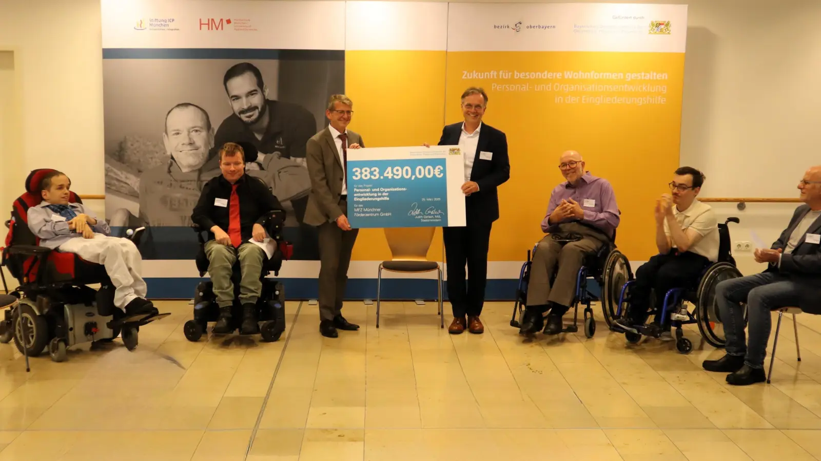 Ministerialdirigent Dr. Bernhard Opolony übergibt in Vertretung von Staatsministerin Judith Gerlach den Förderbescheid an den Vorstandsvorsitzenden der Stiftung ICP München, Thomas Pape (v. l. n. r.). (Foto: ICP München)