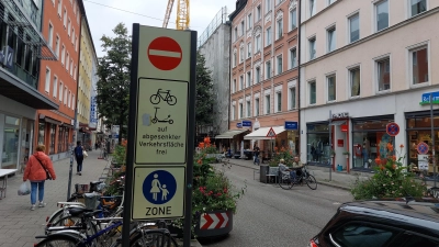 Die Fußgängerzone in der Weißenburger Straße soll dauerhaft eingerichtet werden, fordert der BA 5. (Archivbild: bas)