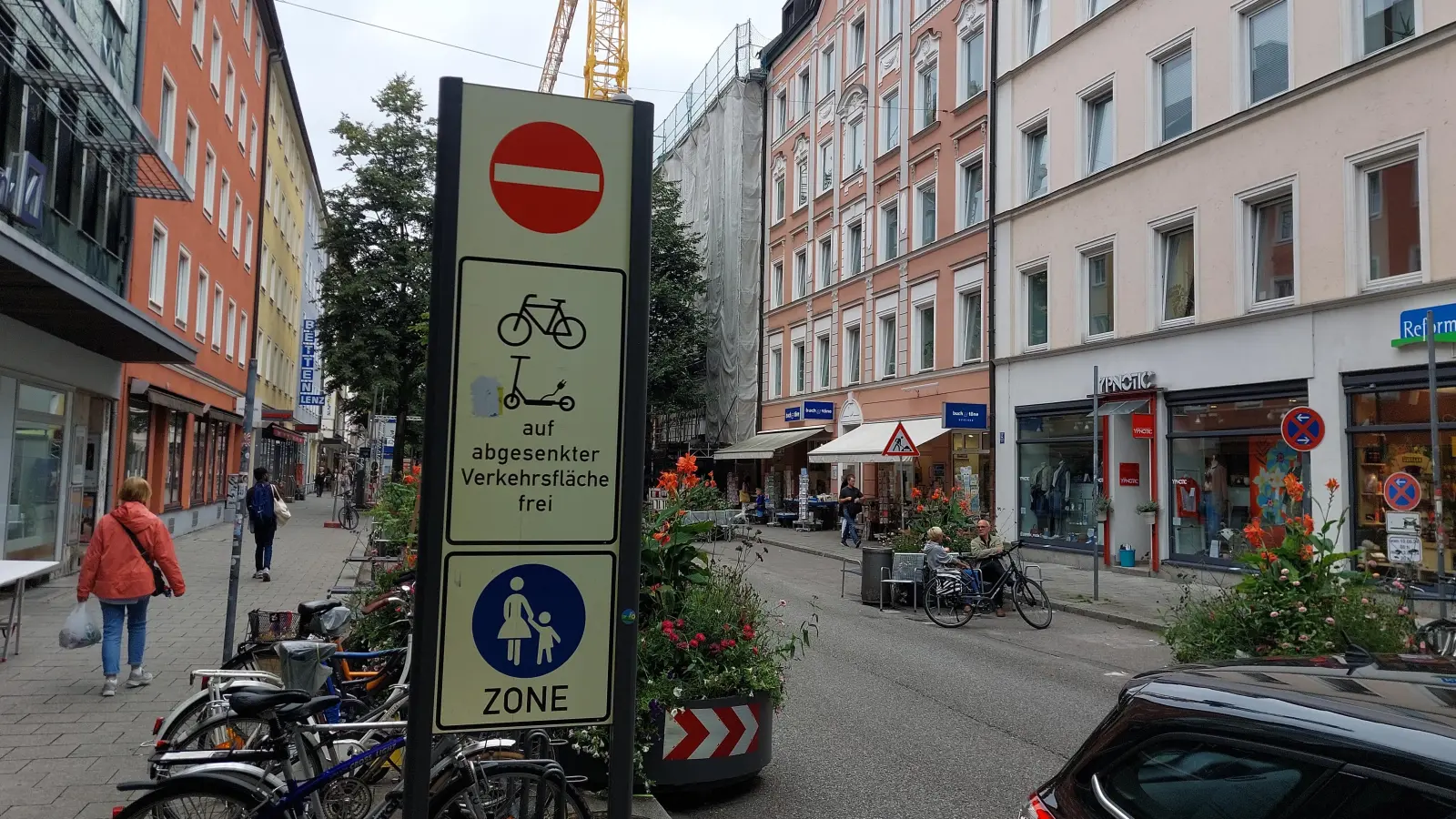 Die Fußgängerzone in der Weißenburger Straße soll dauerhaft eingerichtet werden, fordert der BA 5. (Archivbild: bas)