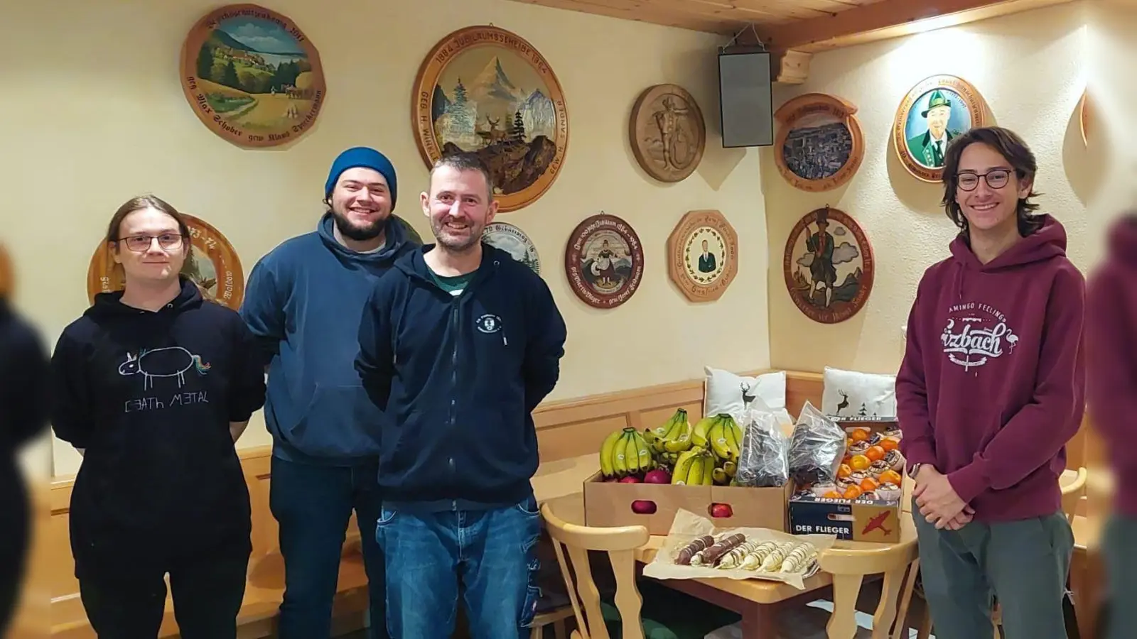 Eine fruchtige Überraschung gab es für die Bewohner der Feel Home-Häuser von Maximilian Leß, stv. Sportleiter Carlo Wendelberger, 1. Sportleiter Maximilian Schober und Sebastian Kurz (v.l.). (Foto: red)