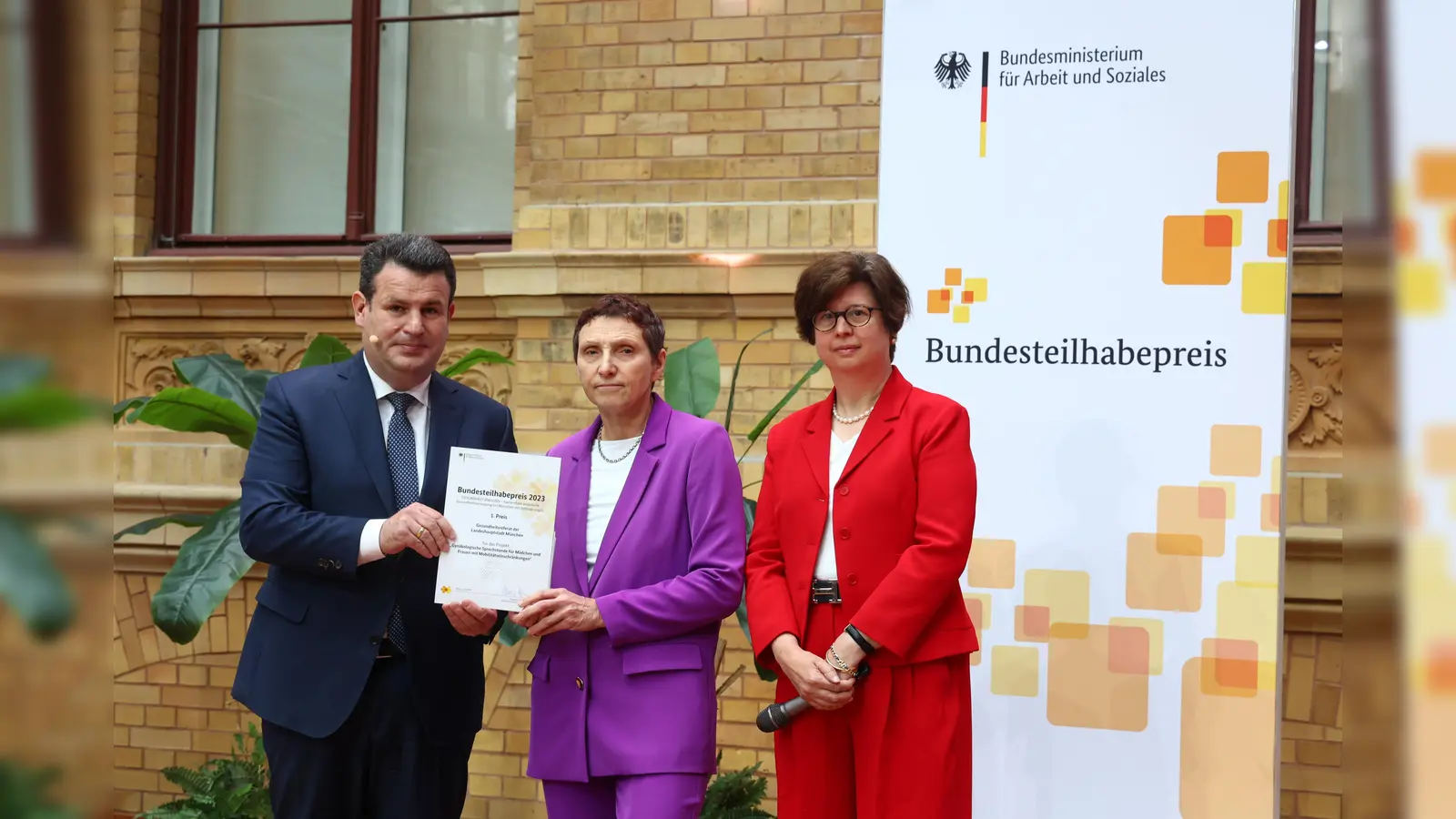 Bundesminister für Arbeit und Soziales Hubertus Heil überreichte den Bundesteilhabepreis an Gesundheitsreferentin Beatrix Zurek und die Leiterin des Geschäftsbereiches Gesundheitsschutz, Dr. Elisabeth Waldeck (v.l.). (Foto: © BMAS/Thomas Rafalzyk)