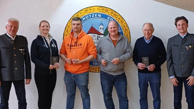 Waren zum Finalschießen gekommen (v.l.): Donald Sieweck (1. Schützenmeister Stefanischützen Söcking), Viktoria Stoll und Axel Weidhaas (beide Kgl.priv. FSG Starnberg), Andreas Friedinger und Jakob Helmut (beide Adlerschützen Wangen) sowie Mario Sieweck (1. Sportleiter Stefanischützen Söcking).<br> (Foto: Willi Beisenherz)