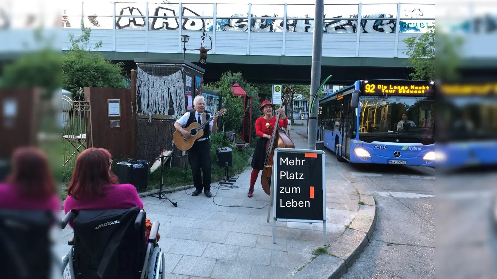 Die Isarschiffer spielen zur Begrüßung der Gäste der Langen Nacht der Musik in den Hebenstreitstraße. (Foto: MPZL)