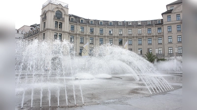 Die Brunnen in der Stadt sind nicht nur schön anzusehen, sondern erfüllen gerade auch im Sommer eine wichtige Funktion zur Abkühlung, so wie hier der Brunnen am Stachus. (Foto: job)