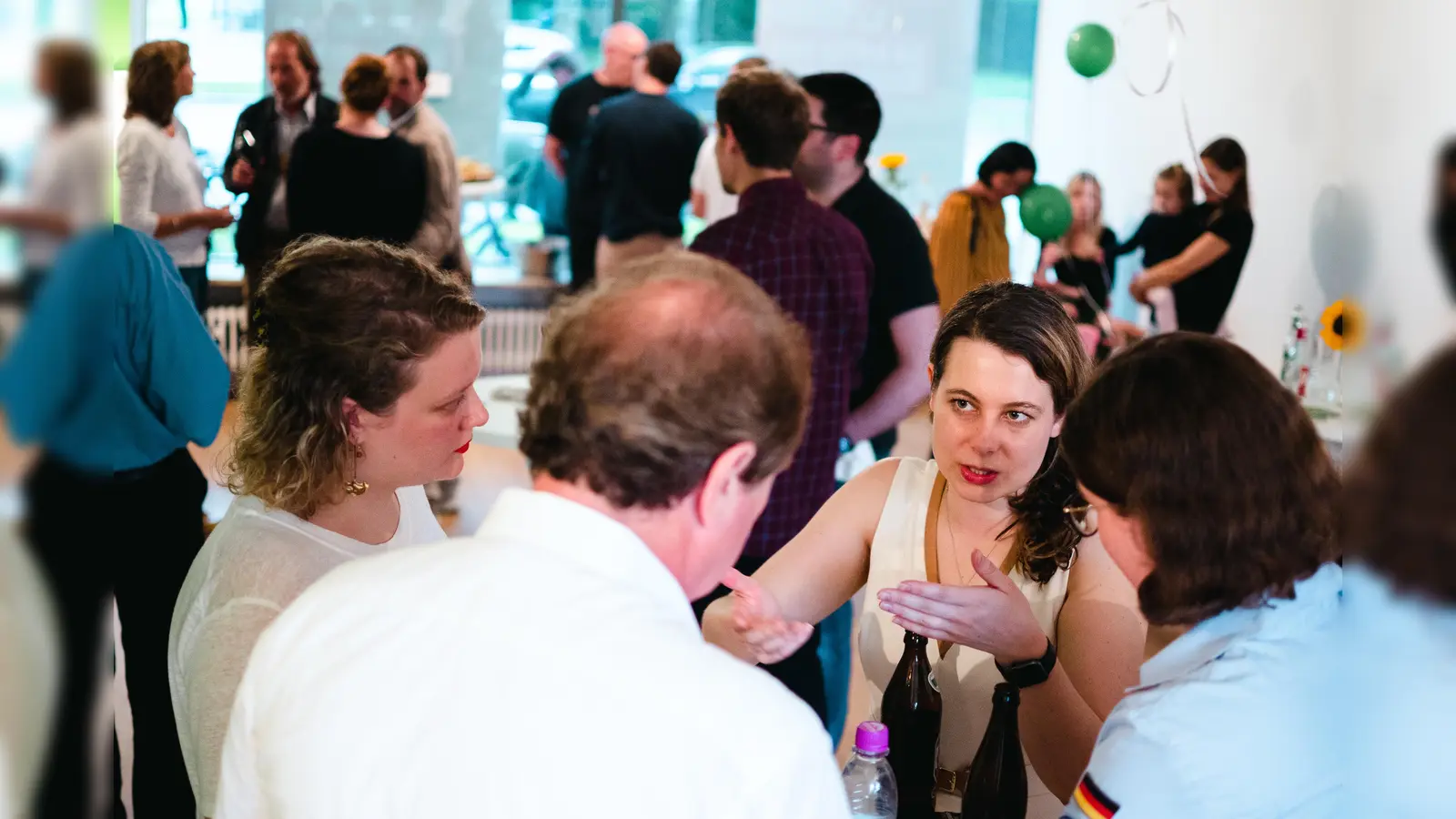 „Unsere Gesellschaft mitgestalten” - MdB Jamila Schäfer im Gespräch mit THW-Präsident Gerd Friedsam. (Foto: Maximilian Retzer )