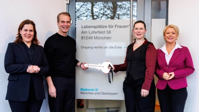 Eröffnung der „Lebensplätze“ mit (von links) Bürgermeisterin Verena Dietl, Werner Mürz (Geschäftsführer und Gründer der RESIDIA Gruppe), Melanie Dilg (Einrichtungsleiterin Lebensplätze für Frauen) sowie Andrea Betz (Vorstandssprecherin der Diakonie München und Oberbayern). (Foto: Diakonie München und Oberbayern / Matthias Balk)