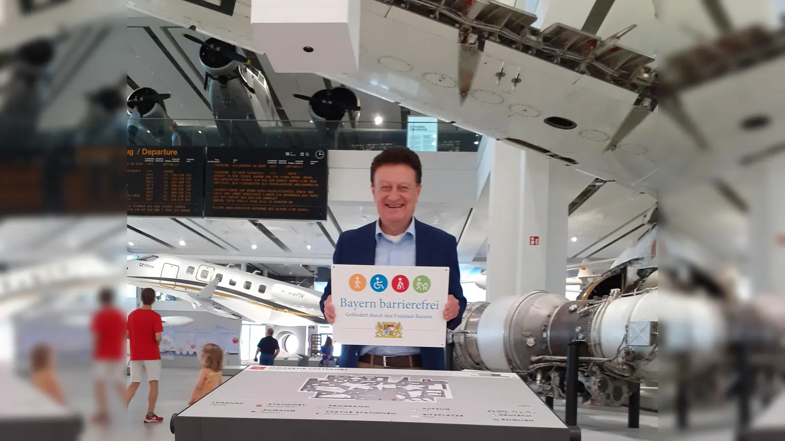 Freut sich sichtlich über die Auszeichnung „Bayern barrierefrei“: Generaldirektor Wolfgang M. Heckl, hier vor einem Tastplan für Sehbehinderte.  (Foto: mha)