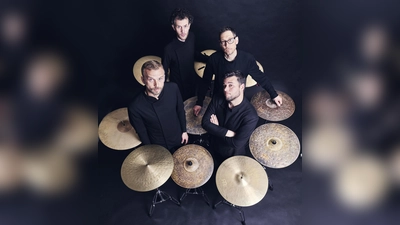 Elbtonal Percussion gestaltet mit Trommeln, Becken, Schellen, Vibraphonen, Gongs und japanischen Fasstrommeln im Januar ein mitreißendes Konzert. Das Ganze ist auch eine visuell beeindruckende Bühnenshow. (Foto: Steven Haberland)