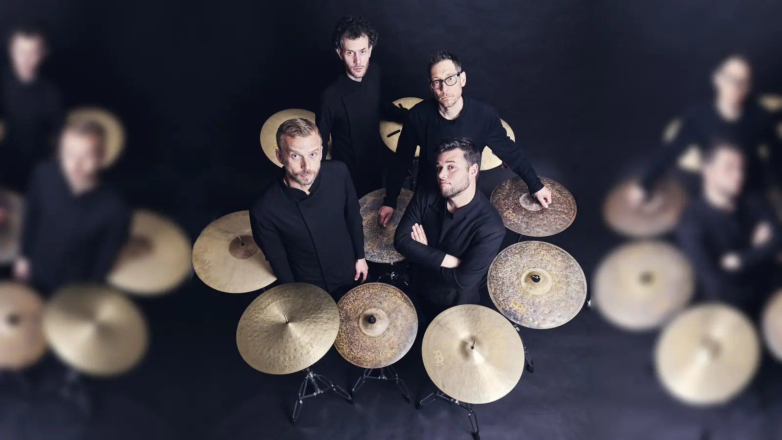 Elbtonal Percussion gestaltet mit Trommeln, Becken, Schellen, Vibraphonen, Gongs und japanischen Fasstrommeln im Januar ein mitreißendes Konzert. Das Ganze ist auch eine visuell beeindruckende Bühnenshow. (Foto: Steven Haberland)