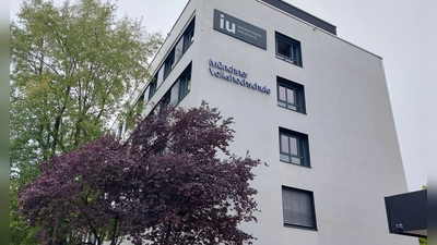 Die Münchner Volkshochschule Ost in der Claudius-Keller-Straße verfügt nun auch über einen modernen Veranstaltungssaal. (Foto: bas)