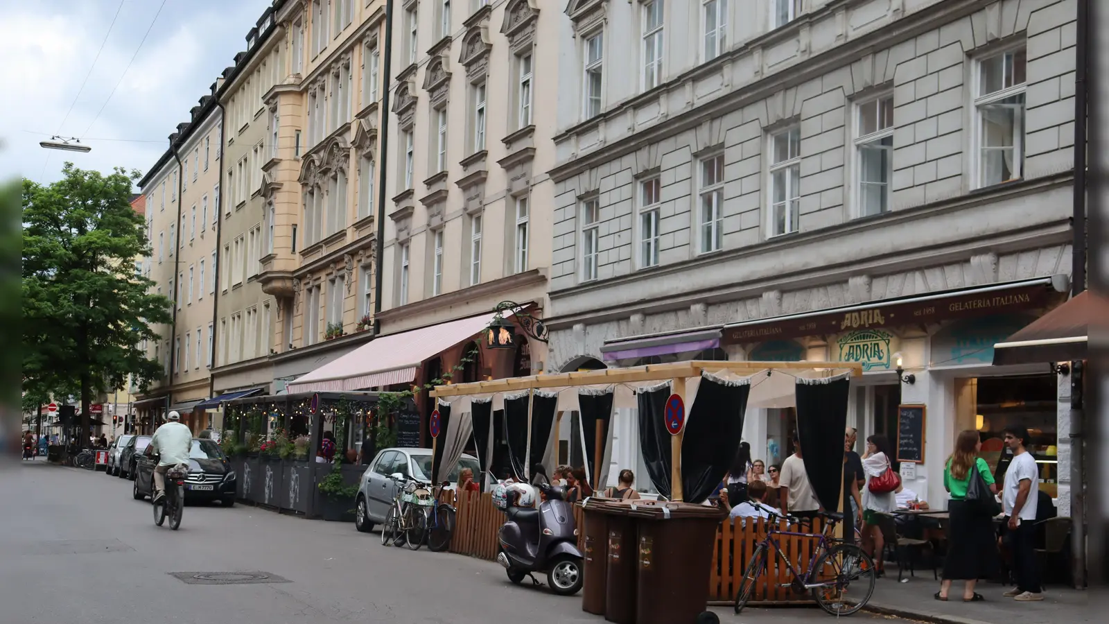Im Univiertel reiht sich ein Lokal ans andere, dazwischen auch sogenannte Spätis – Kioske, die bis weit in die Nacht Bier und andere alkoholische Getränke verkaufen, welche dann zum Leidwesen der Anwohner direkt davor konsumiert werden. (Foto: mha)