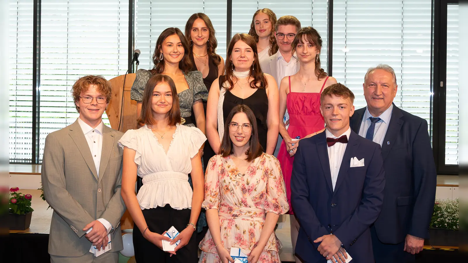 Stellvertretender Landrat Wiesmaier (r.) mit den Preisträgern des Landkreises Erding: Josef Stehbeck, Luisa Koch, Anela Muratovic, Elias Czech (vorne, v. l.), Louisa Peis, Maya Milbradt, Manuela Braunsdorf, (Mitte, v. l.), Theresa Stimmer, Hannah Jünke, Tobias Daller (hinten, v. l.). (Foto: Katrin Dobler)