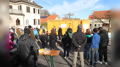 Auch im vergangenen Jahr wurden die Allacher und Untermenzinger Grünflächen gesäubert. Das Bild zeigt die Einteilung der Gruppen. (Foto: Gartenbauverein Allach-Untermenzing e.V.)