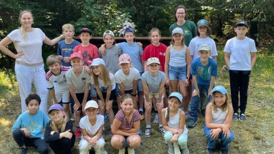 Die Klasse 3e der Rotbuchenschule erkundete bei den Walderlebnistagen den Wald mit allen Sinnen und entdeckte den Lebensraum spielerisch. (Foto: AELF EE/Arnold)