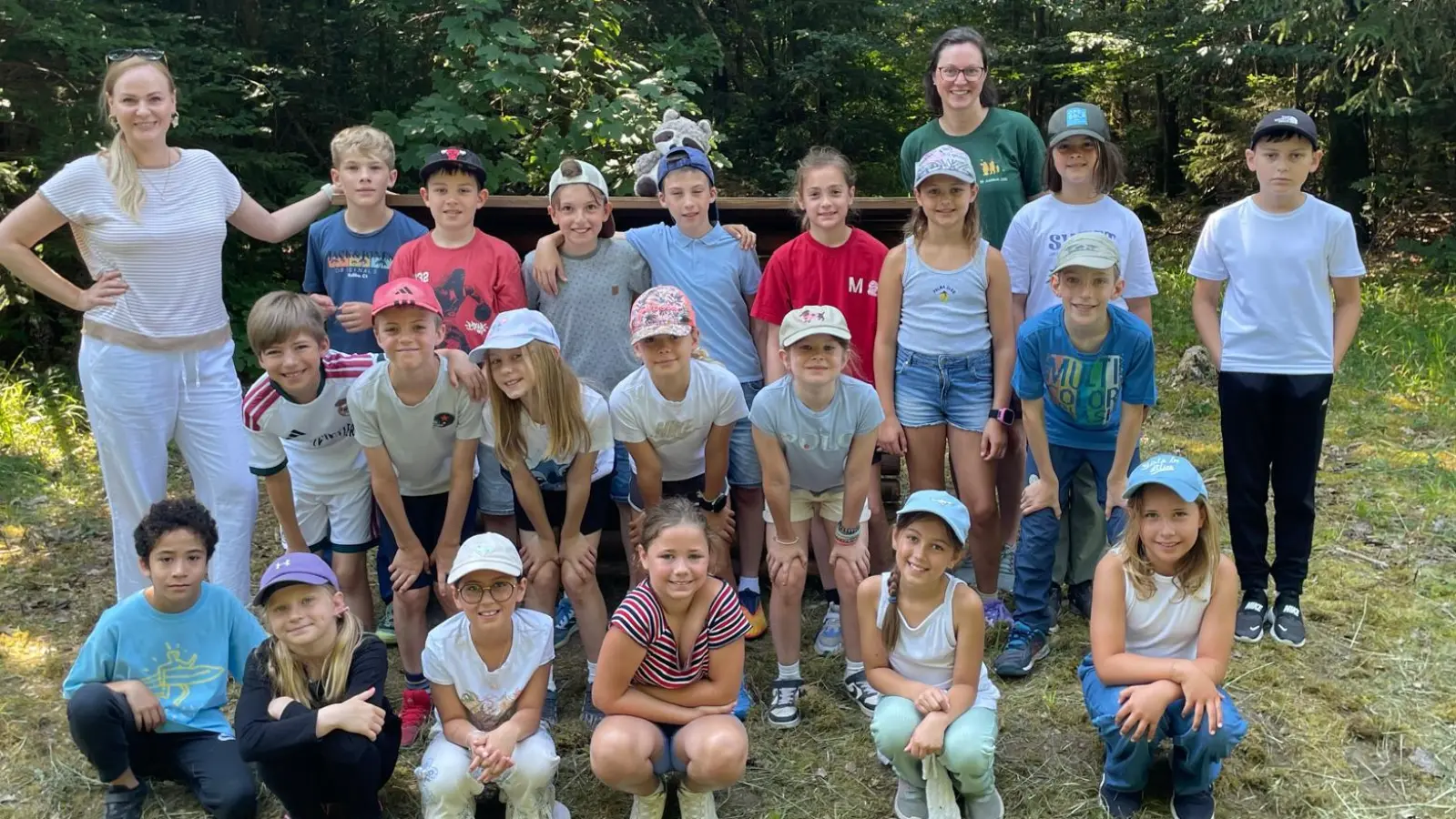 Die Klasse 3e der Rotbuchenschule erkundete bei den Walderlebnistagen den Wald mit allen Sinnen und entdeckte den Lebensraum spielerisch. (Foto: AELF EE/Arnold)