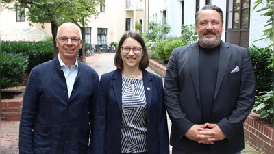 Christina Haack wurde zur neuen Vorsitzenden des Kuratoriums der Arbeitsgemeinschaft Wohnungsnotfallhilfe München und Oberbayern gewählt. Dazu gratulierten Thomas König (stellv. Vorsitzender des Kuratoriums) und Jörn Scheuermann (Geschäftsführer der Arbeitsgemeinschaft Wohnungsnotfallhilfe München und Oberbayern).  (Foto: kmfv/Ralf Horschmann)