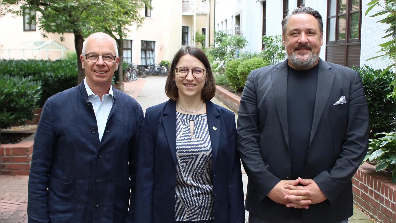 Christina Haack wurde zur neuen Vorsitzenden des Kuratoriums der Arbeitsgemeinschaft Wohnungsnotfallhilfe München und Oberbayern gewählt. Dazu gratulierten Thomas König (stellv. Vorsitzender des Kuratoriums) und Jörn Scheuermann (Geschäftsführer der Arbeitsgemeinschaft Wohnungsnotfallhilfe München und Oberbayern).  (Foto: kmfv/Ralf Horschmann)