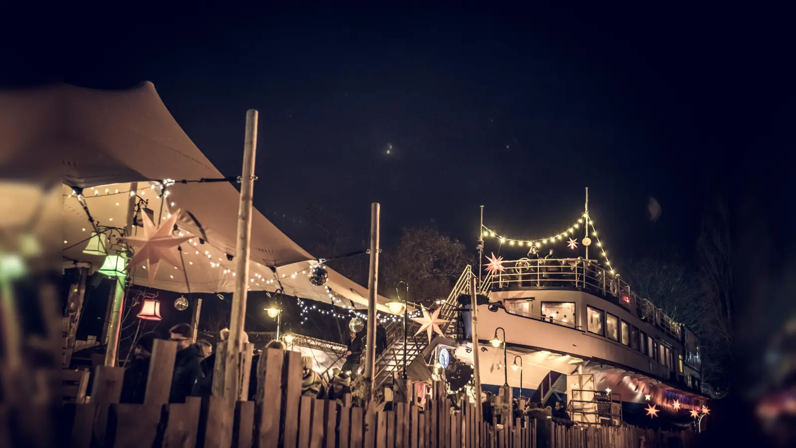 Weihnachtsmarkt: Die Utting legt dieses Jahr bis zum 23. Dezember als Sternenflotte ab. (Foto: Fabian Christ)