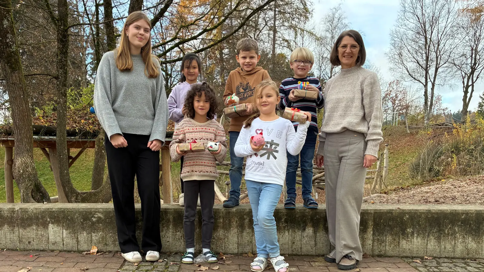 Angelika Pöll (rechts) und Jule Schnell (links) von der Geschäftsstelle Markt Indersdorf übergaben Geschenke an die stolzen Kinder.  (Foto: Sparkasse Dachau)