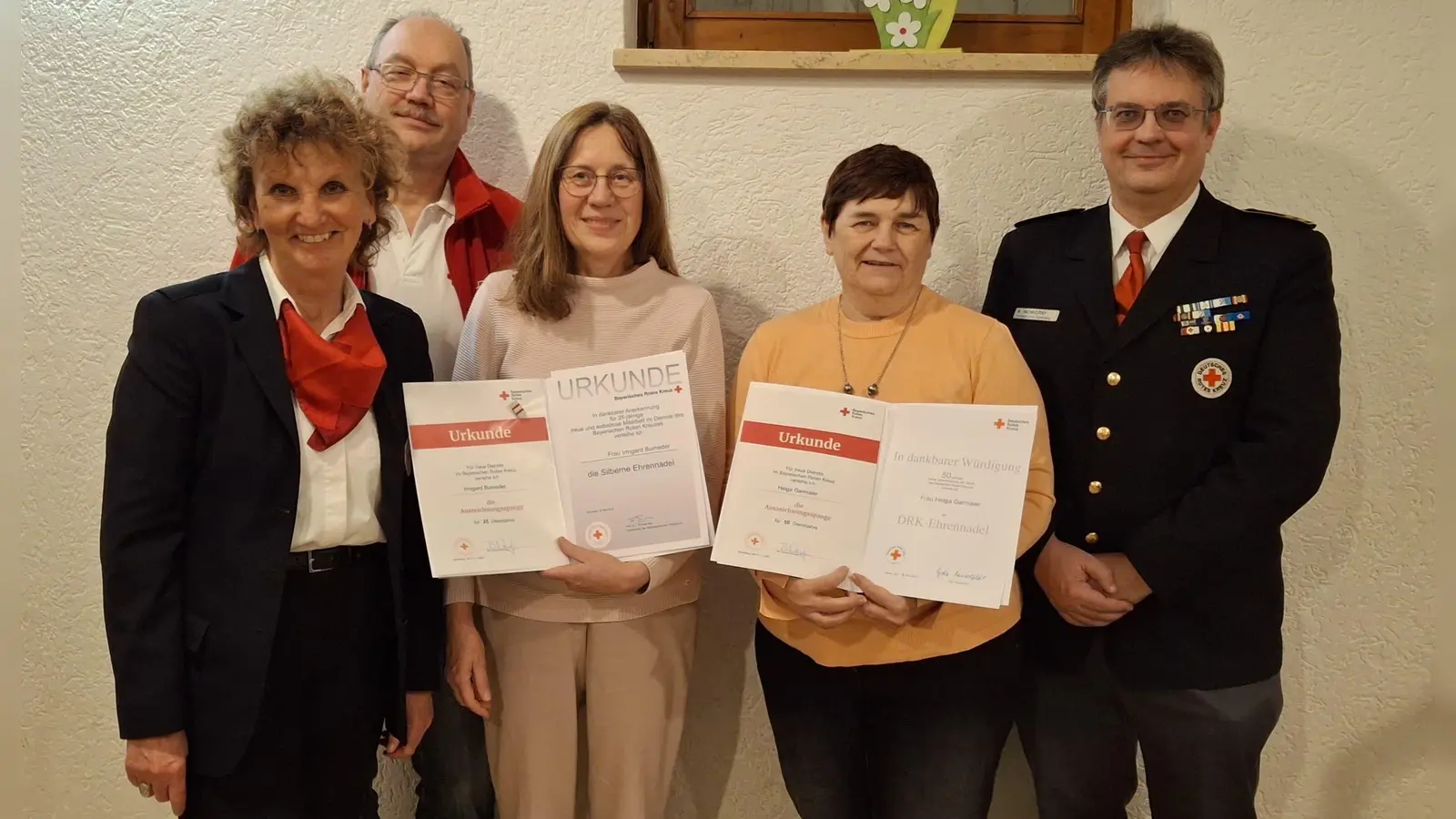 Für ihre langjährige aktive Mitgliedschaft geehrt wurden Irmgard Bumeder (3.v.l.) und Helga Garmaier (4.v.l.), hier im Bild mit Bereitschaftsleiterin Margret Hech (l.), dem stellvertretenden Bereitschaftsleiter Werner Heimbuchner (2.v.r.) und Kreisbereitschaftsleiter Bernhard Nowotny.  (Foto: BRK)
