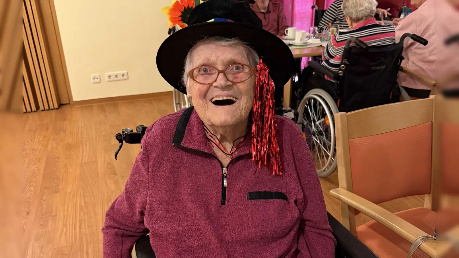 Eine Bewohnerin freut sich über die Faschingsfeier im Domizil. (Foto: Kursana)
