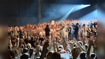 Große Hallen füllt Weltrekordhalter Mano Michael zusammen mit den Sängern und Sängerinnen beim Massen-Chorprojekt.  (Foto: Ralph Larmann )