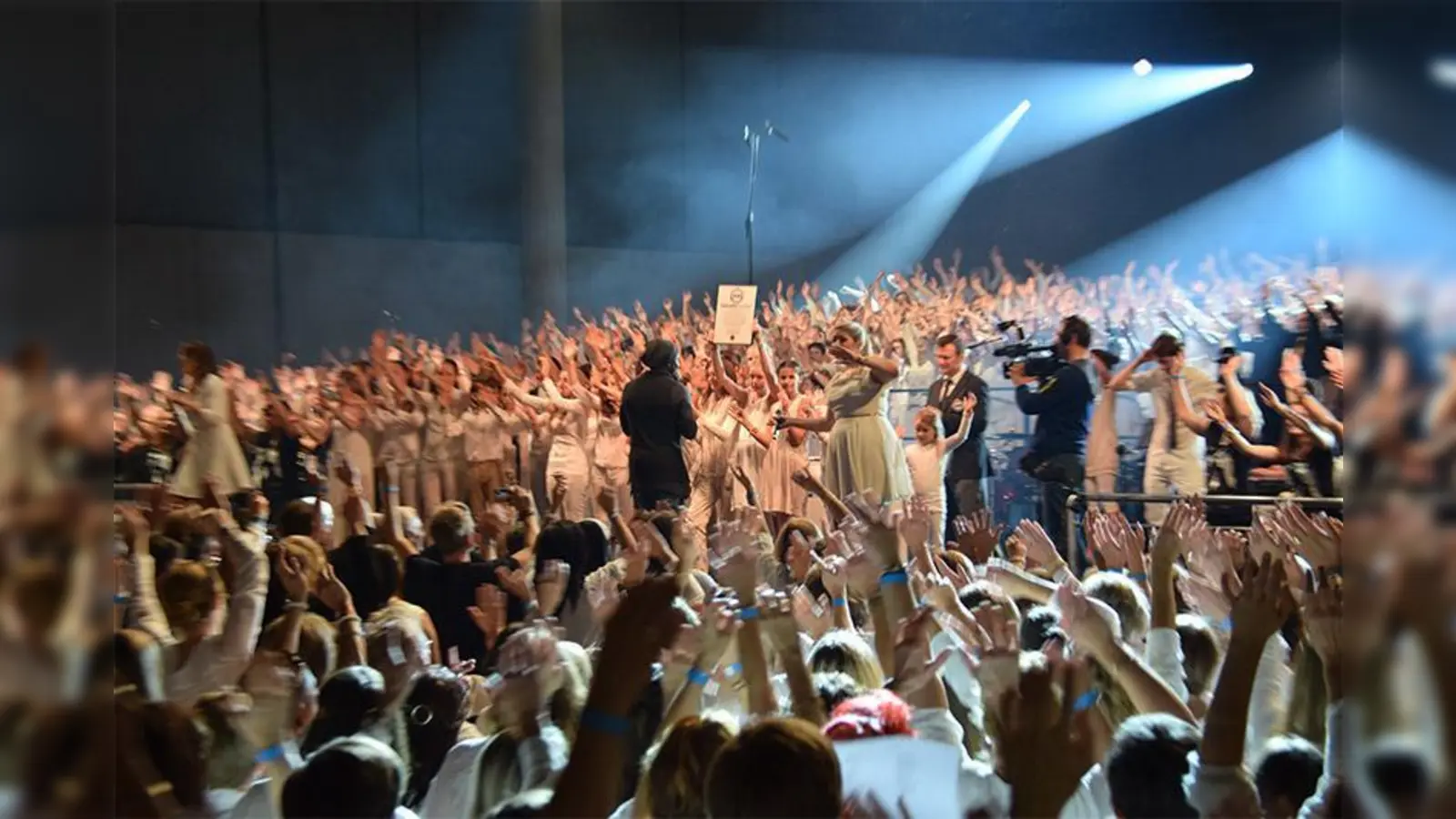 Große Hallen füllt Weltrekordhalter Mano Michael zusammen mit den Sängern und Sängerinnen beim Massen-Chorprojekt.  (Foto: Ralph Larmann )