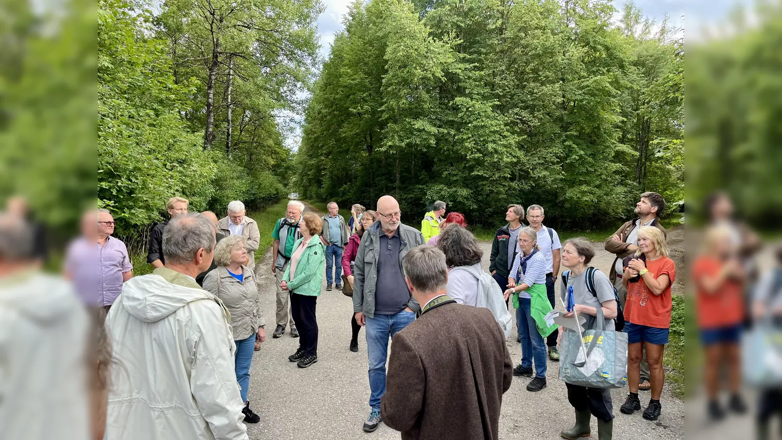 Waldbegehung auf dem so genannten Antennenfeld in Krailling. Verwaltung, Gemeinderäte und Umweltschützer ließen sich von Forstvertretern den Zustand des Waldes erklären. (Foto: Ulrike Seiffert)