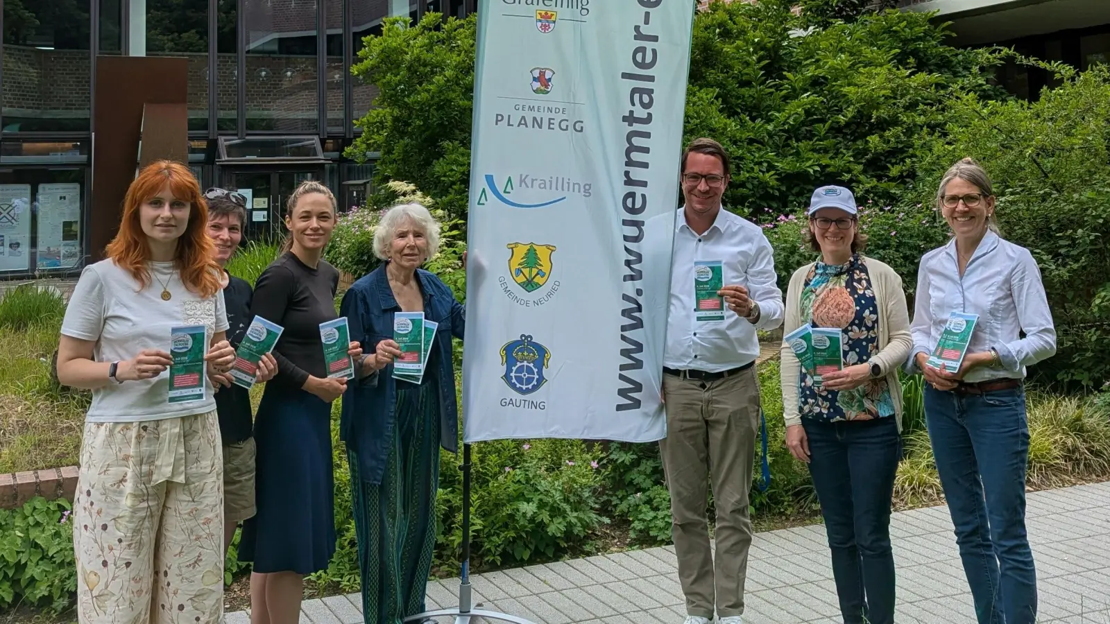 Die Organisatorinnen (v.l.): Florentine Karle (Planegg), Miriam Pluym (Neuried), Oksana Paramud (Gräfelfing), Katrin Möhle (Würmtaler Innovative Energien e.V. ), Katja Bedenik (Gauting) und Christine Papst (Krailling) überreichten Erstem Bürgermeister der Gemeinde Gauting, Maximilian Platzer, den Programmflyer für den Würmtaler Energietag  (Foto: Katrin Ströbl/Gemeinde Gauting)