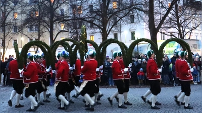Die Münchner Schäffler - hier auf dem Weißenburger Platz - werden auch in Moosach ihren Tanz zeigen. (Foto: bas)