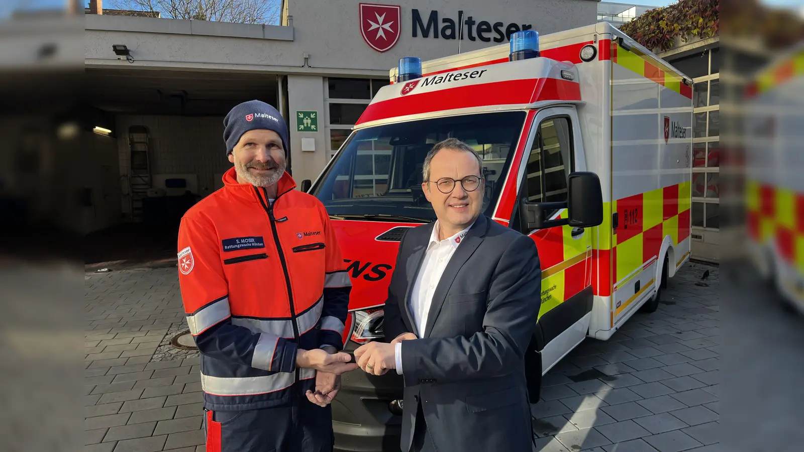 Malteser-Diözesangeschäftsführer Christoph Friedrich (rechts) übergibt das neue Einsatzfahrzeug an Wachleiter Sebastian Moser. (Foto: Horlemann/Malteser)