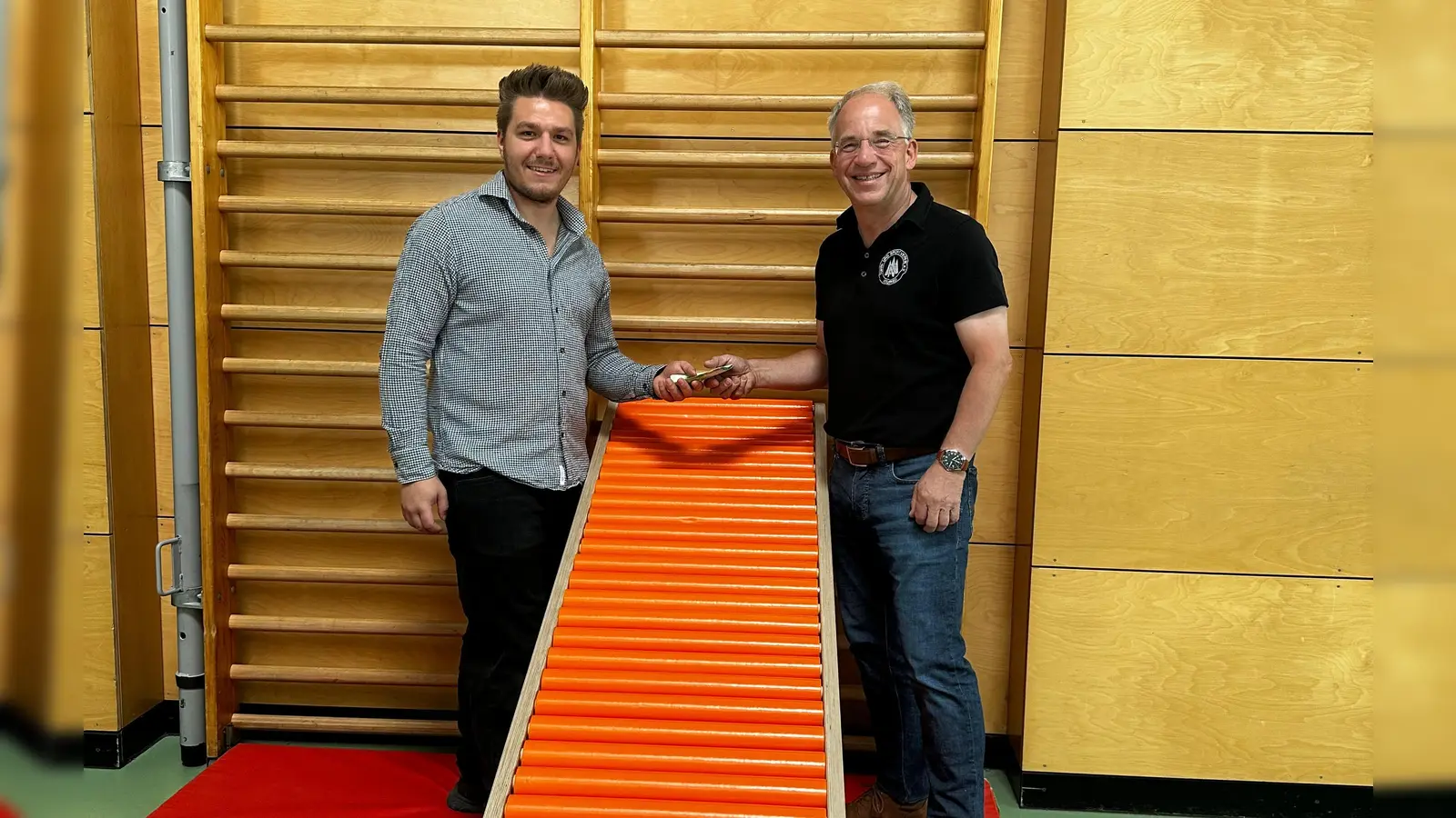 CSU Vorsitzender Ben Wegscheider mit TSV Vorstand Klaus Rottmann, bei der Übergabe der gesammelten Gelder.  (Foto: Ben Wegscheider/CSU Neuried)