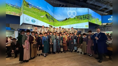 Die 40-köpfige Delegation bei Auftritt in der Bayernhalle auf der Grünen Woche. (Foto: Gemeinde Tutzing)