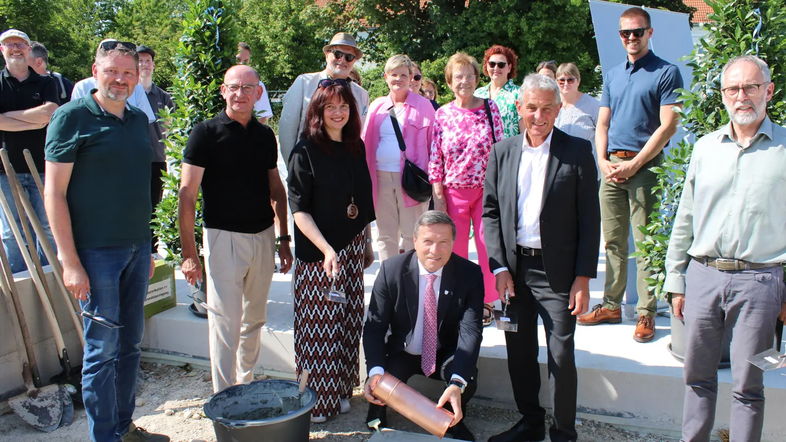 Bei der Grundsteinlegung (vorne von links): Bartholomäus Aiglstorfer (Stadt Erding), Architekt Stefan Dinkel, Stadtbaumeisterin Elke Fischer, Oberbürgermeister Max Gotz, Vize-Landrat Franz Hofstetter und Architekt Christian Persch. (Foto: Christian Wanninger)