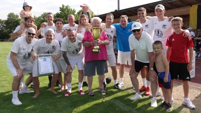 Das Team „TSV Grasbrunn Tripple Aufsteiger“ sicherte sich den zum ersten Mal ausgespielten Wanderpokal. (Foto: Gemeinde Grasbrunn)
