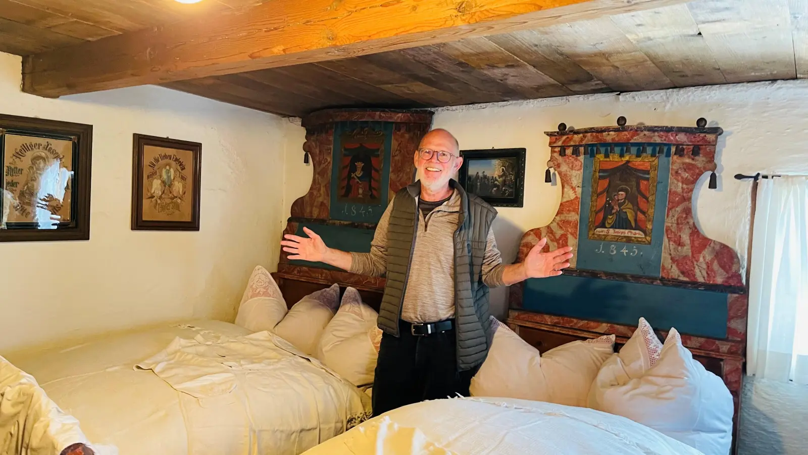Heimatpfleger Michael Mülller freut sich auf viele Gäste zum 40-jährigen Jubiläum des Taufkirchner Heimatmuseums Wolfschneiderhof. (Foto: hw)