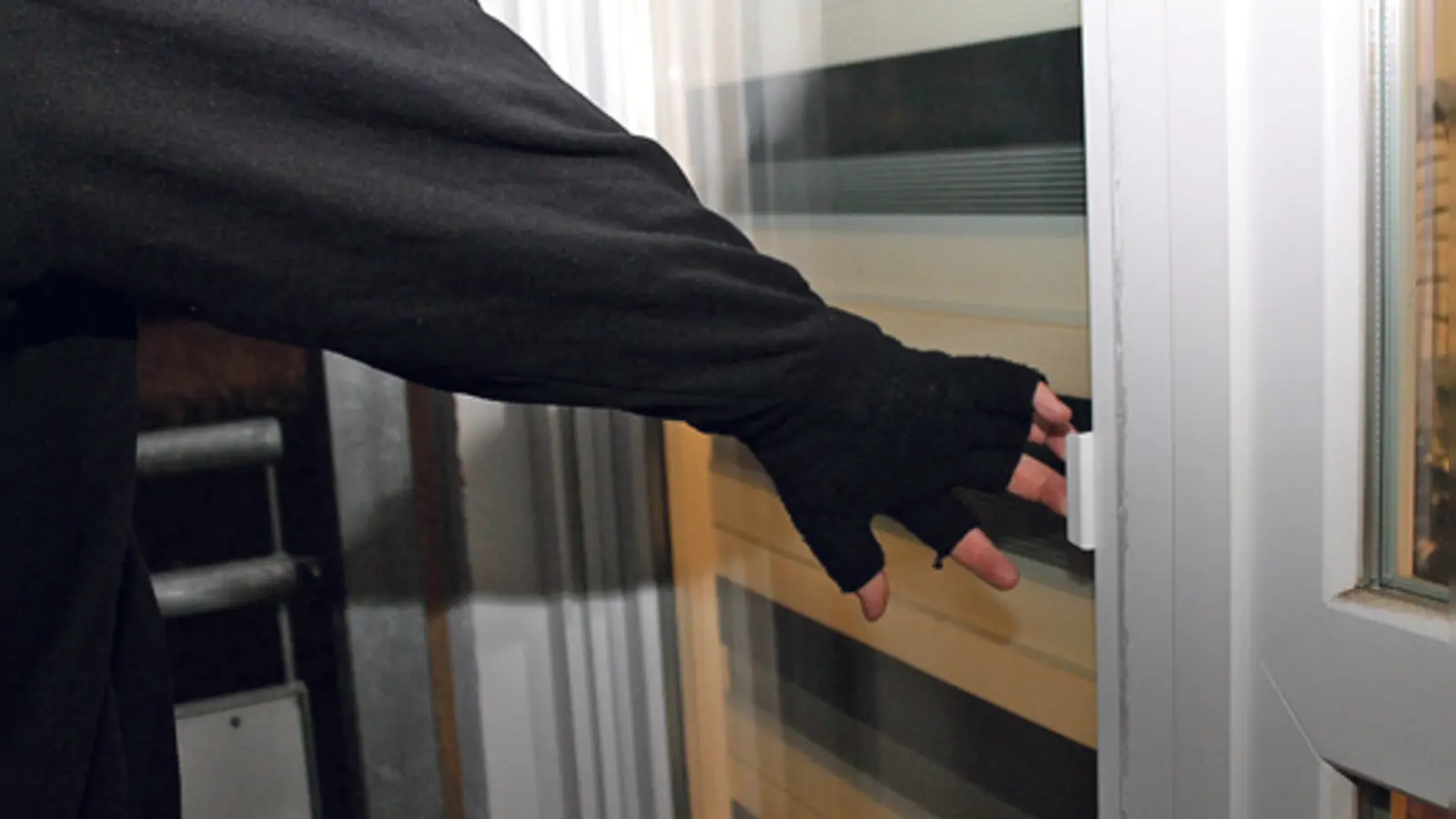 Einbrecher gelangen häufig über leicht zugängliche und unzureichend gesicherte Fenster sowie Balkon oder Terrassentüren in Wohnungen. (Archivbild: ch)