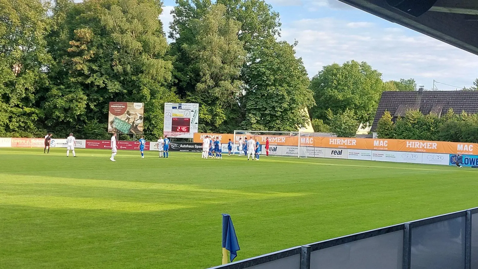 In und um München rollt der Ball bereits ab dem Wochenende wieder in Pflichtspielen, wie hier beim Bayernliga-Duell FC Ismaning gegen SV Erlbach in der Saison 2023/24. (Foto: bas)