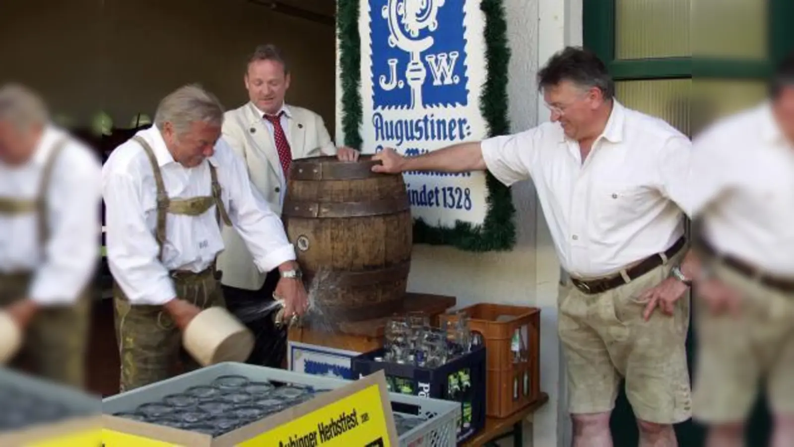 Assistiert von Norbert Brüggen, Gebietsleiter der Augustiner Brauerei, und seinem Stellvertreter Raimund Feht (r.) zapft hier der Vorsitzende des Aubinger Freiflächenvereins, Helmut Pfundstein, gekonnt das Faßl zur Bierprobe an. (Foto: Eva Schraft)