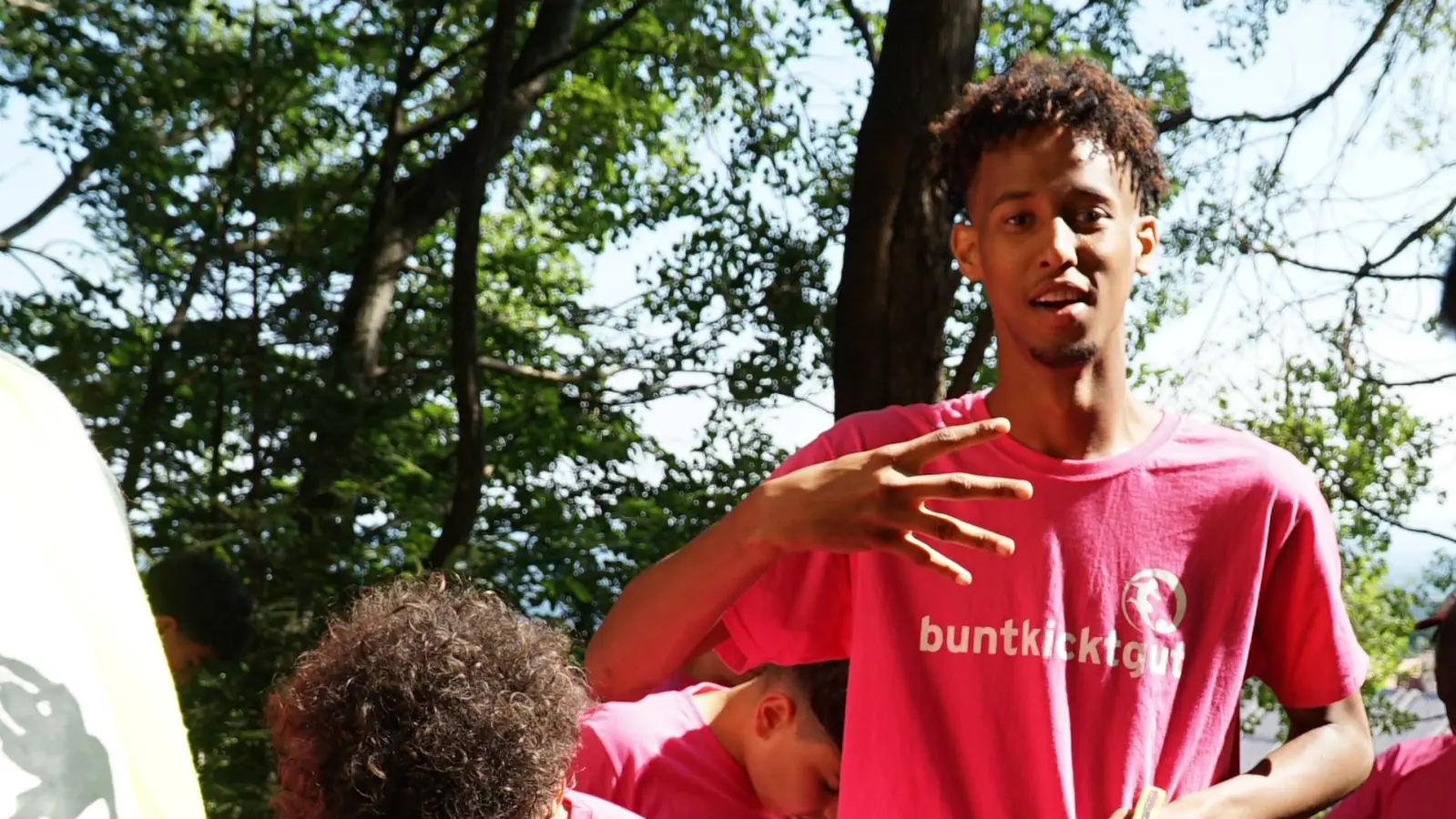 Beim Sommercamp von buntkicktgut gibt es verschiedene Aktivitäten wie zum Beispiel Klettern. (Foto: buntkicktgut)