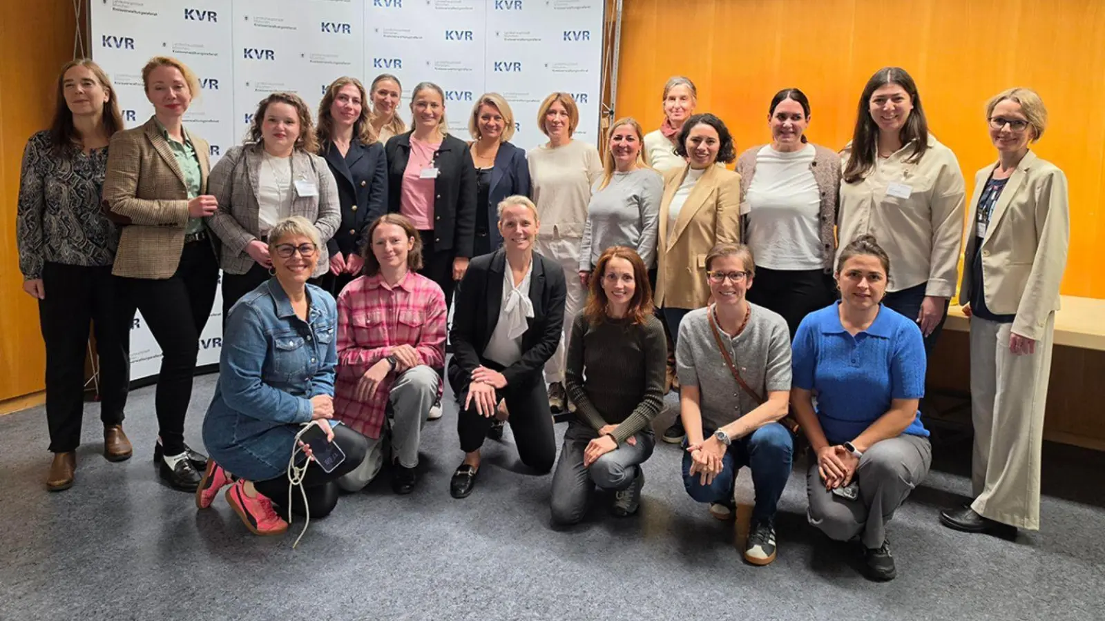 Hanna Sammüller (u.,3.v.l.), Nicole Lassal (o.,l.) und städtische Mitarbeiterinnen tauschten sich im Welcome Center mit weiblichen ausländischen Fachkräften aus.  (Foto: KVR)