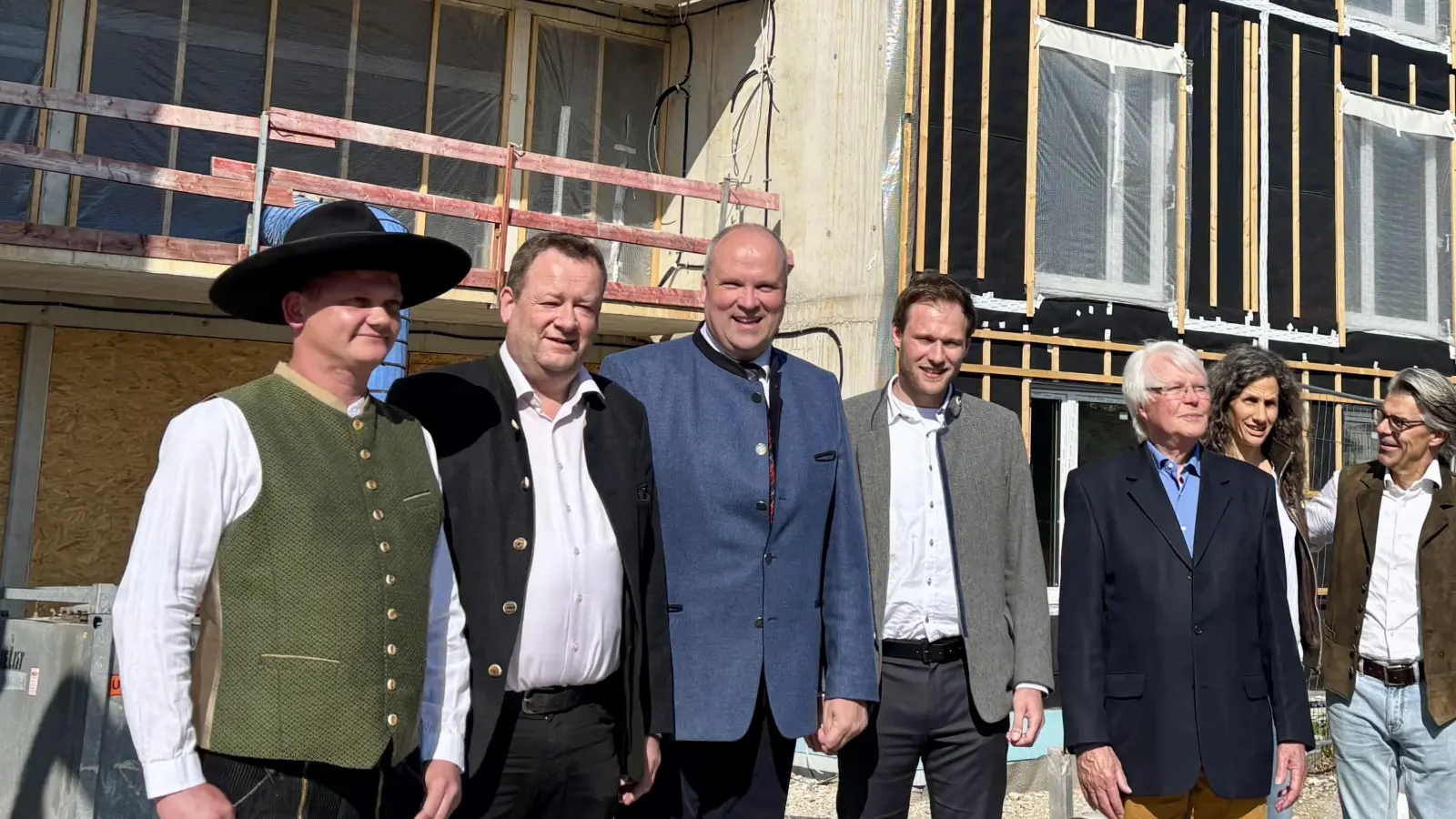 Beim Dichtfest waren (v.l.): Vorarbeiter Johannes Berg, Bürgermeister Peter Köstler, Landrat Christoph Göbel, Geschäftsführer Julian Braun, Altbürgermeister Eberhard Reichert sowie die Architekten Gundula Rathjen, Bertold und David Ziersch. (Foto: Ulrike Seiffert)