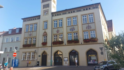 Die Sanierung der Rathausfassade in Moosburg wird mit 135.000 Euro unterstützt. (Archivbild: bas)