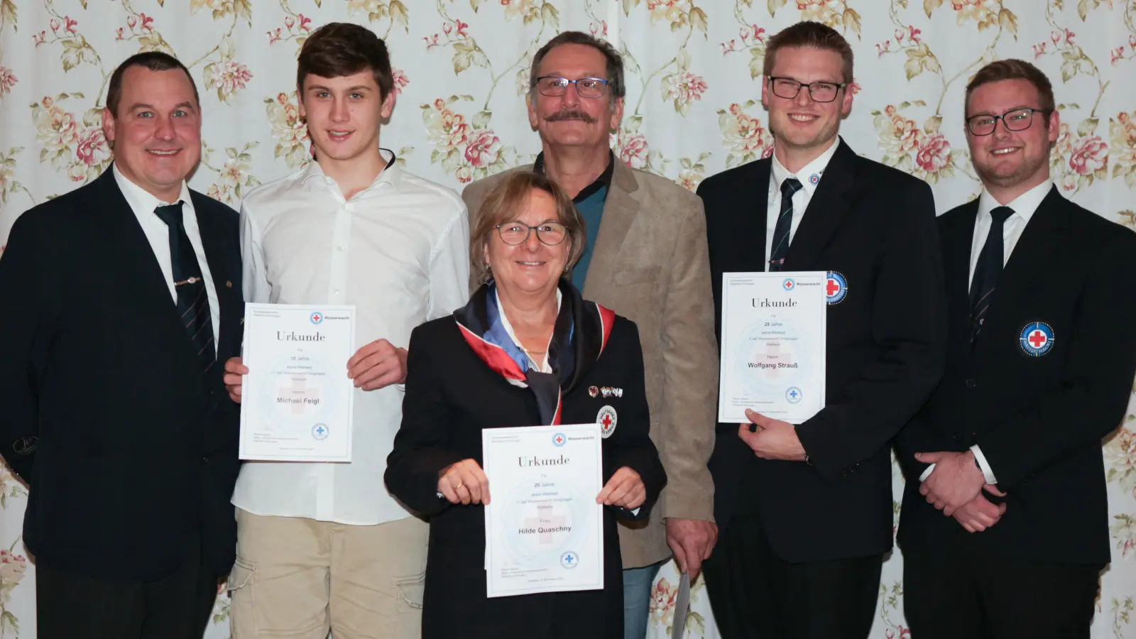 Der stellvertretende Vorsitzender Christian Feigl (links) und der Vorsitzende Christian Weinzierl (rechts) ehrten die Mitglieder Michael Feigl, Hilde Quaschny, Rolf Quaschny und Wolfgang Strauß. (Foto: Wasserwacht Weilheim)
