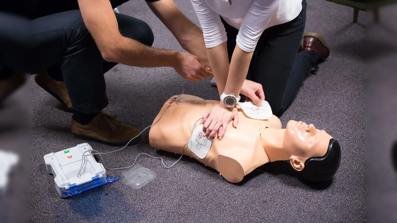Bei der Einweisung lernen die Teilnehmer praxisnah den Umgang mit einem Defibrillator – Hemmungen sollen so abgebaut werden. (Foto: © ÖW/casto)
