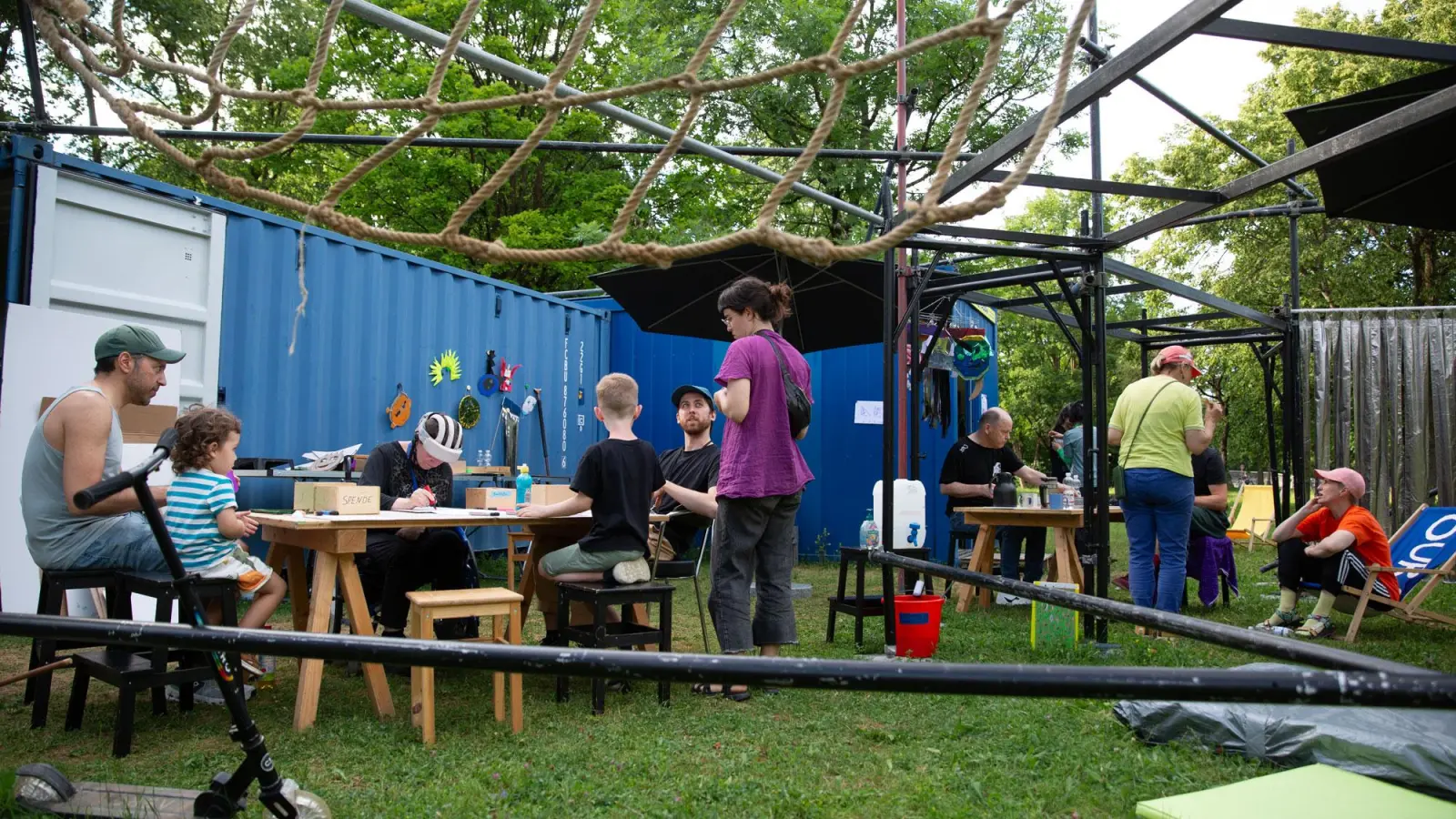 Im Park an der Weyprechtstraße/ Ecke Parlerstraße ist im Juli der „Fahrende Raum” zu Gast. Er bietet Spiel und Unterhaltung.  (Foto: Constanza Meléndez)