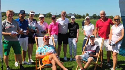 Waren bei der „golfoptiker.de Trophy” dabei (stehend von links): Florian Bujok, Andreas Zangl, AnetteFähnrich, Barbara Dorner, Konstanze Mühlbauer, Walter Drum, Christine Widmann, Monika Eckart, Christian Wimbauer und Diana Soljan-Tuponja sowie (sitzend von links) Dieter Huber und Moritz Bujok.<br>  (Foto: GolfRange)