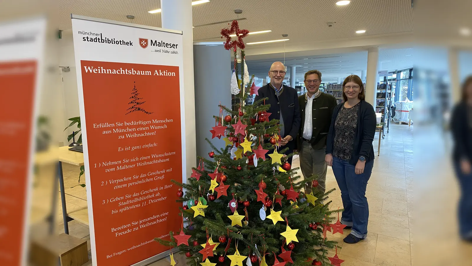 Bürgermeister Rudolph Haux, Michael Dietze vom Malteser Hilfsdienst und Bibliotheksleiterin Diana Widmann (v.l.) machen auf den Wunschbaum aufmerksam. (Foto: © Gemeinde Krailling)